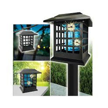 solarni ubica komaraca Monster Zapper na stubu sa varnicama insekata uveče