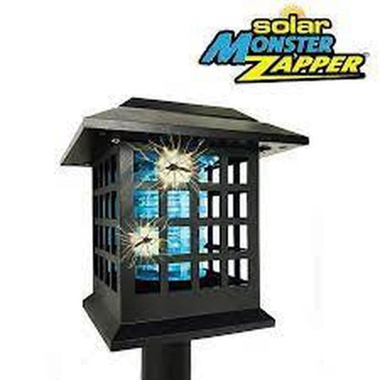 lampa sa natpisom solar monster zapper i varnicama uhvaćenih insekata