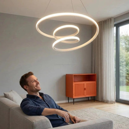Krupni plan savijene aluminijumske trake u spirali