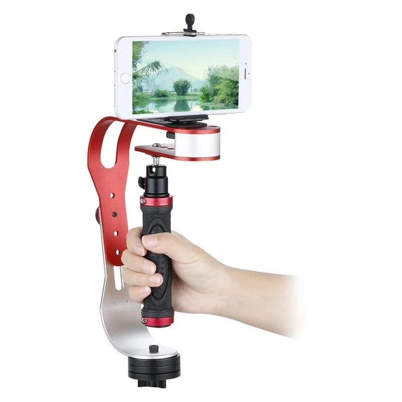 telefon montiran na stabilizator prikazuje pejzažnu fotografiju u ruci