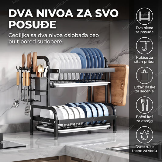 crni metalni stalak za sudove sa dva nivoa i kukicama u kuhinji