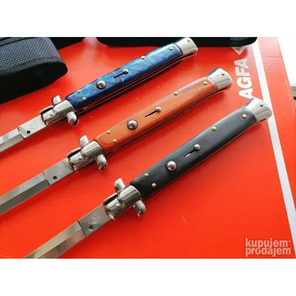 Zatvorena stiletto drška sa sigurnosnom kočnicom u položaju za nošenje