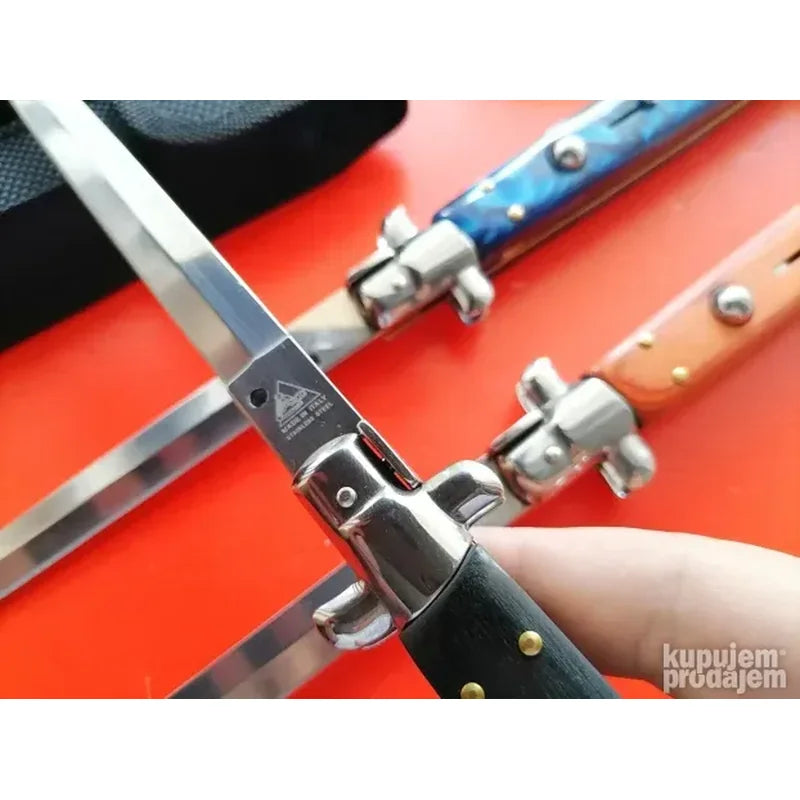 Futrola za nošenje stiletto noža skakavca okačena na pojas