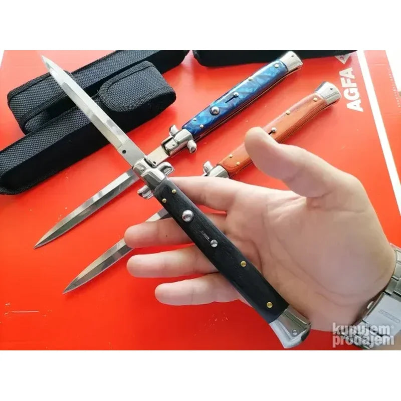Stiletto nož skakavac položen pored užeta i opreme za kampovanje
