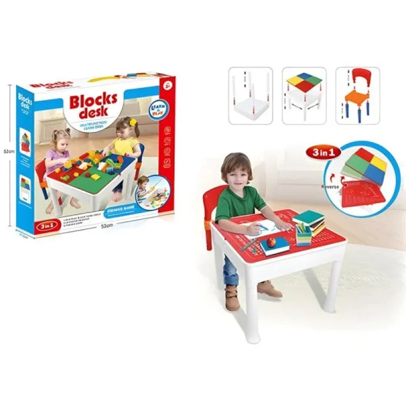 Dete slaže kockice na stolu sa podignutom pločom