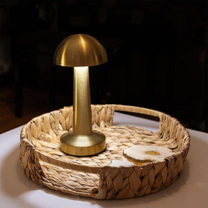 lampa pečurka na stolu u kafiću uveče