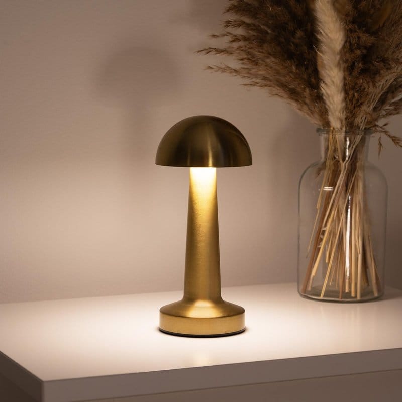 mat-zlatna obrada metalnog tela lampe izbliza