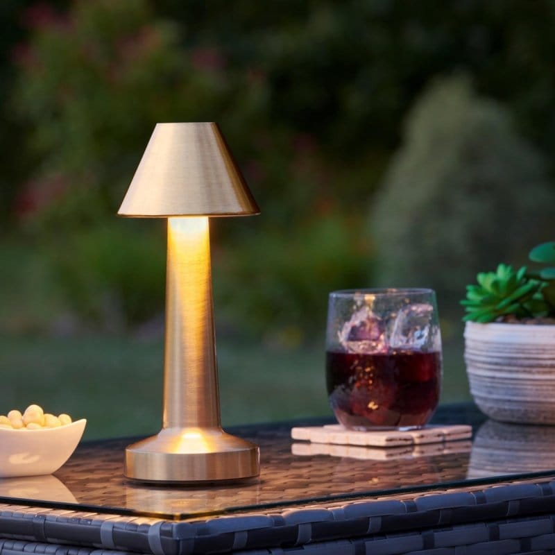 lampa pečurka upaljena hladnom belom svetlošću na radnom stolu