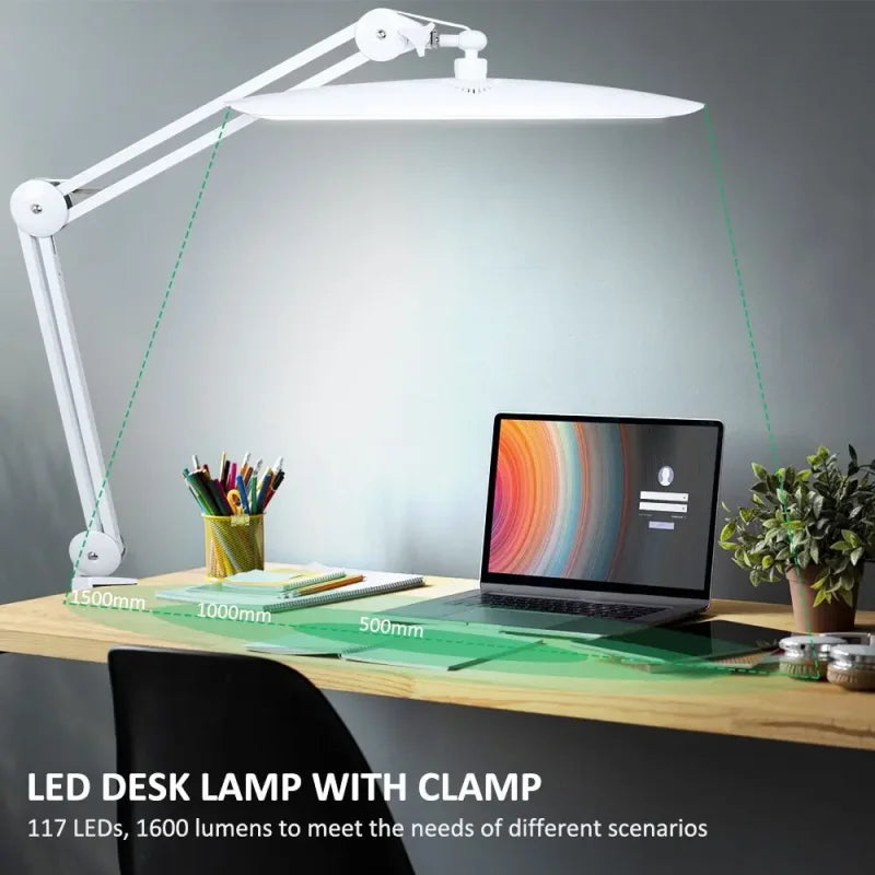 lampa za manikir nagnuta prema radnoj površini