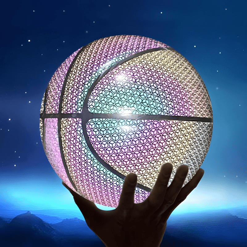 ruka drži hologramsku košarkašku loptu ispod zvezdanog neba