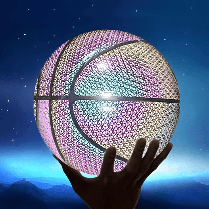 ruka drži hologramsku košarkašku loptu ispod zvezdanog neba