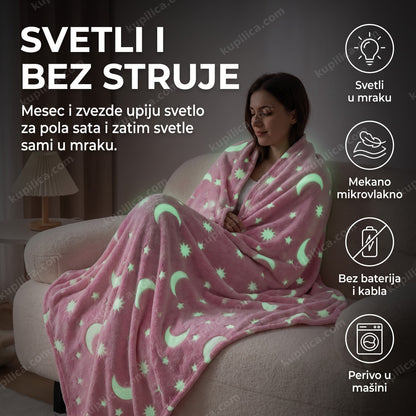svetleće ćebe mesec i zvezde — žena sedi uveče umotana u ćebe koje svetli, benefiti proizvoda