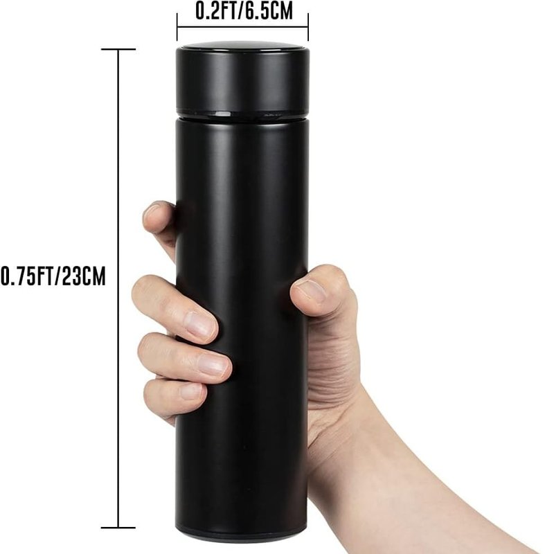 dimenzije termosa prikazane pored ruke koja ga drži