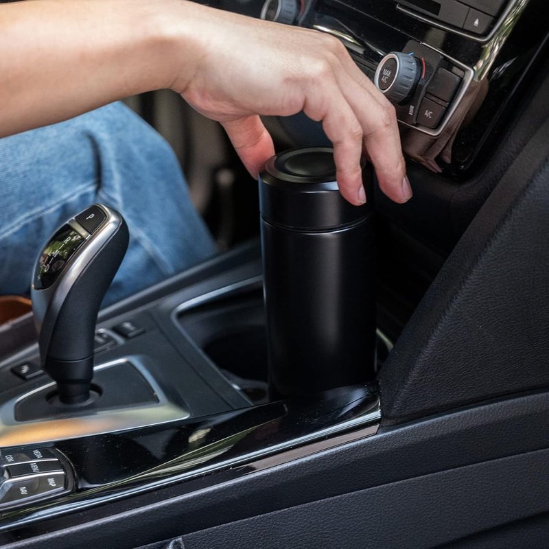 termos odložen u držač čaše u automobilu