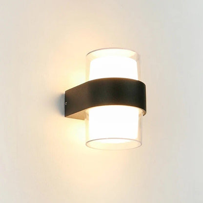 Zidna lampa upaljena uveče sa dvostrukim svetlosnim snopom
