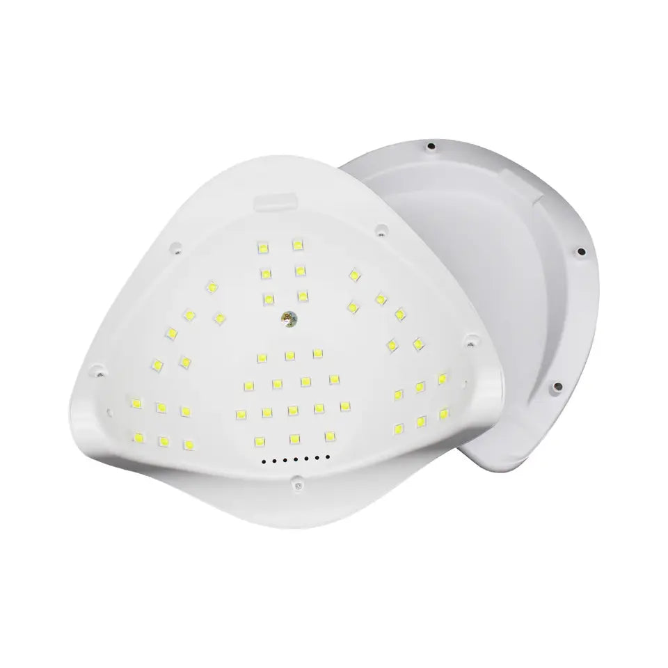Ruka sa gel lakom u UV LED lampi Sun X5 Max tokom sušenja