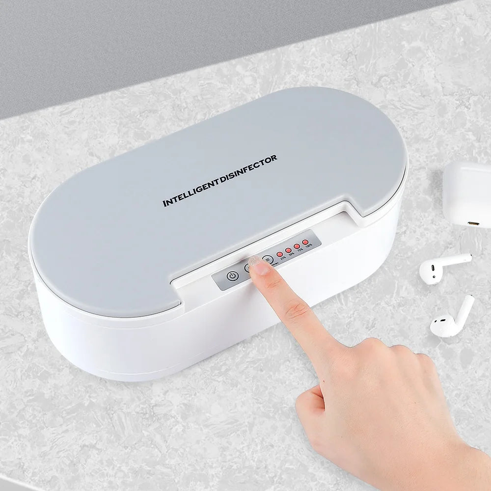 uv sterilizator — bela ovalna kutija sa touch panelom i indikatorom baterije, pored bežičnih slušalica