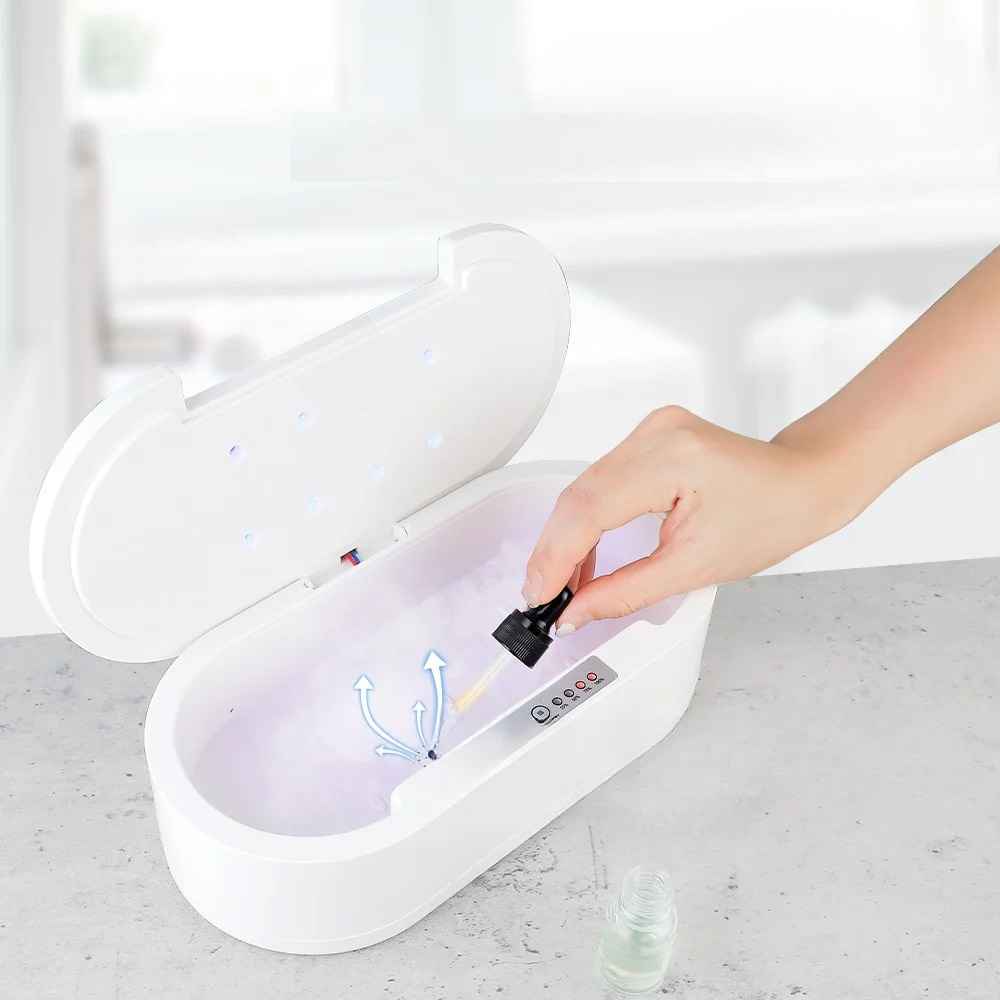 kapanje etarskog ulja u ležište za aromaterapiju u otvorenom uv sterilizatoru