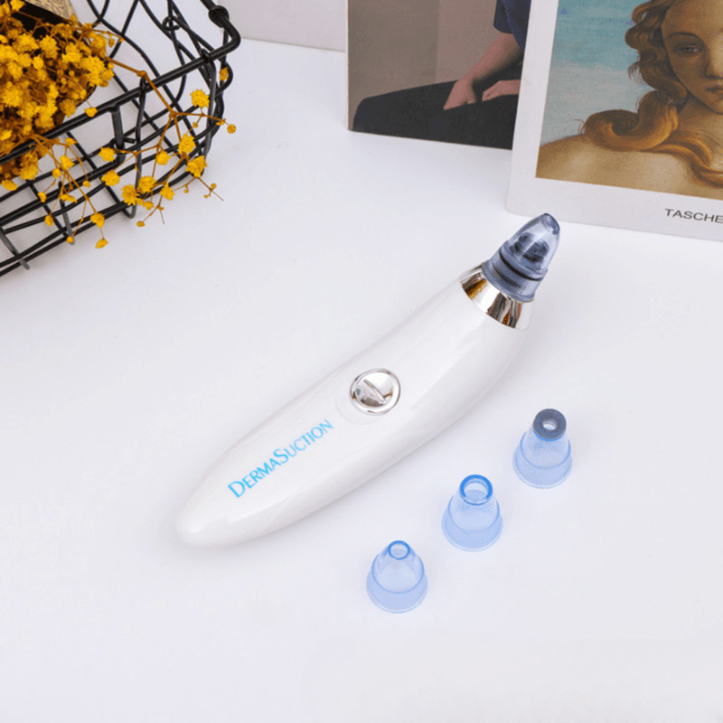 beli DermaSuction uređaj sa tri plava nastavka na stolu