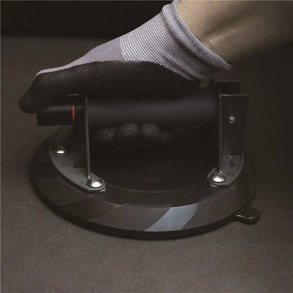 vakumski držač Power Grip 200mm pričvršćen na tamnu površinu rukom