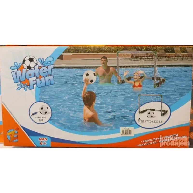 lopta za vaterpolo pored gola na ivici bazena