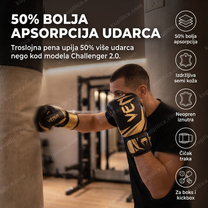 Osoba trenira na boks vreći u Venum Challenger 3.0 rukavicama u crno-zlatnoj boji