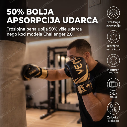 Osoba trenira na boks vreći u Venum Challenger 3.0 rukavicama u crno-zlatnoj boji