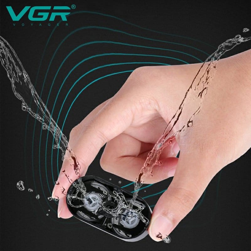 prskanje vodom po glavi brijača VGR V-341 u ruci, test vodootpornosti