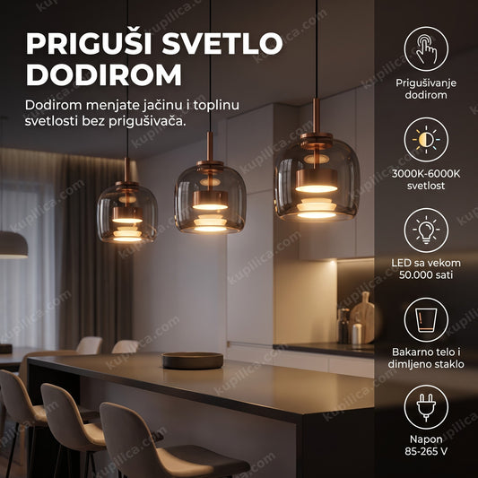 Niz visećih lampi od dimljenog stakla iznad modernog kuhinjskog bar pulta