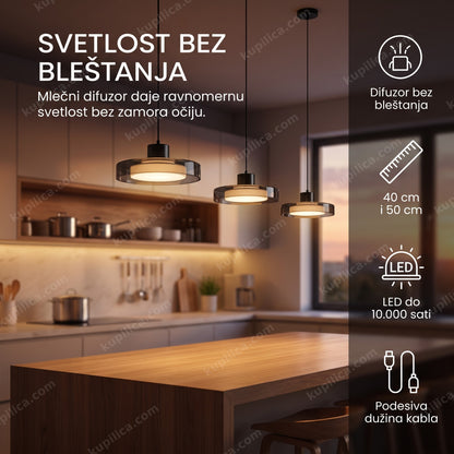 Viseće lampe od dimljenog stakla iznad kuhinjskog ostrva sa toplim svetlom