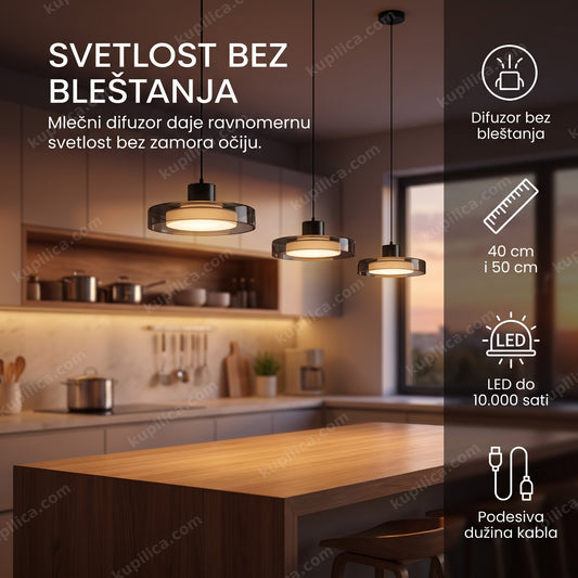 Viseće lampe od dimljenog stakla iznad kuhinjskog ostrva sa toplim svetlom
