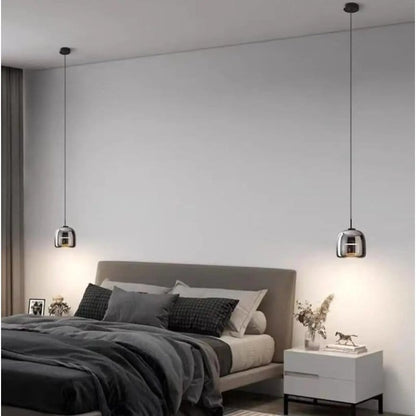 viseća lampa upaljena u toplom tonu svetlosti uveče
