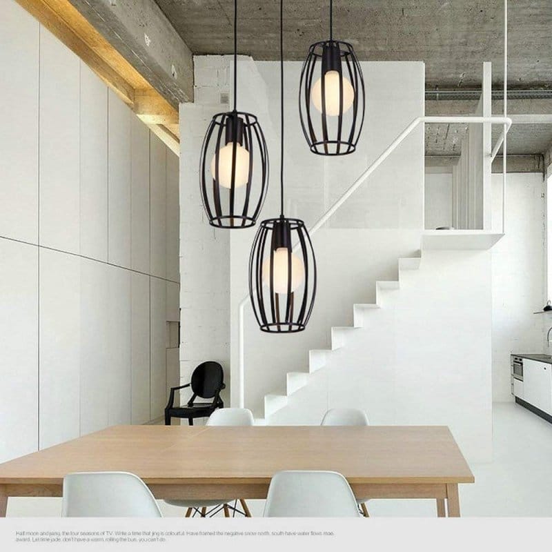viseća lampa montirana iznad kuhinjskog ostrva sa upaljenom sijalicom