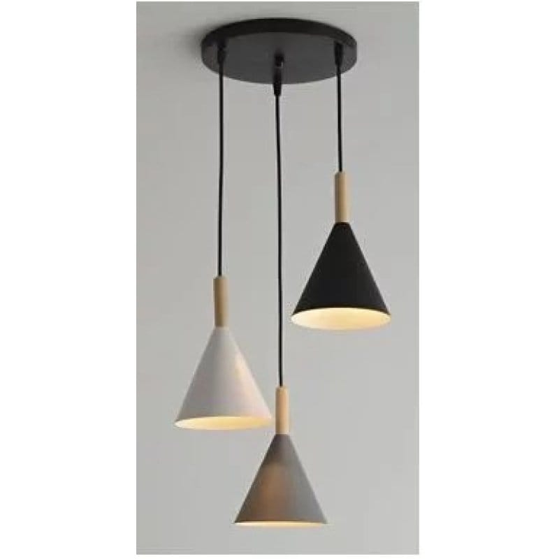 Trostruka viseća lampa iznad trpezarijskog stola u dnevnoj sobi