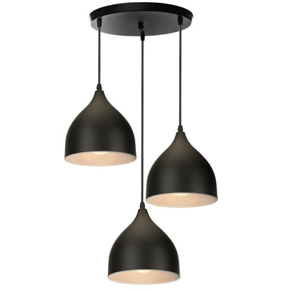 viseća lampa sa tri kupe crna iznad trpezarijskog stola