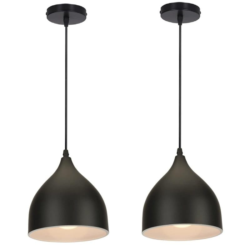 viseća lampa sa tri kupe crna iznad kuhinjskog ostrva