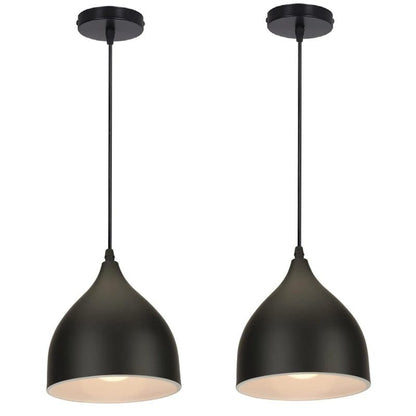 viseća lampa sa tri kupe crna iznad kuhinjskog ostrva