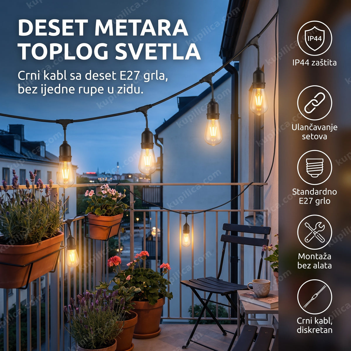 Viseća rasveta na malom balkonu uveče, kratak niz toplih sijalica