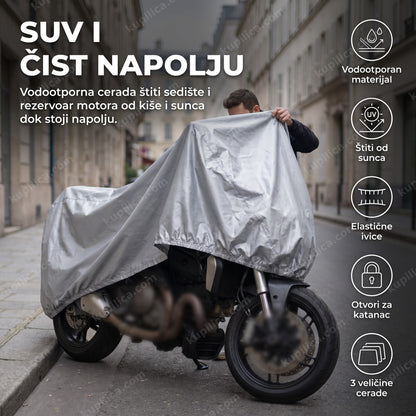 Osoba prekriva motocikl vodootpornom ceradom na otvorenom parkingu