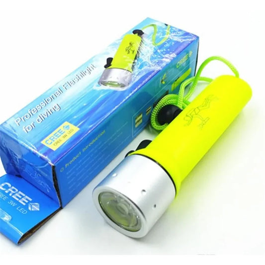 vodootporna ronilačka lampa žute boje pored originalne kutije sa cree led oznakom