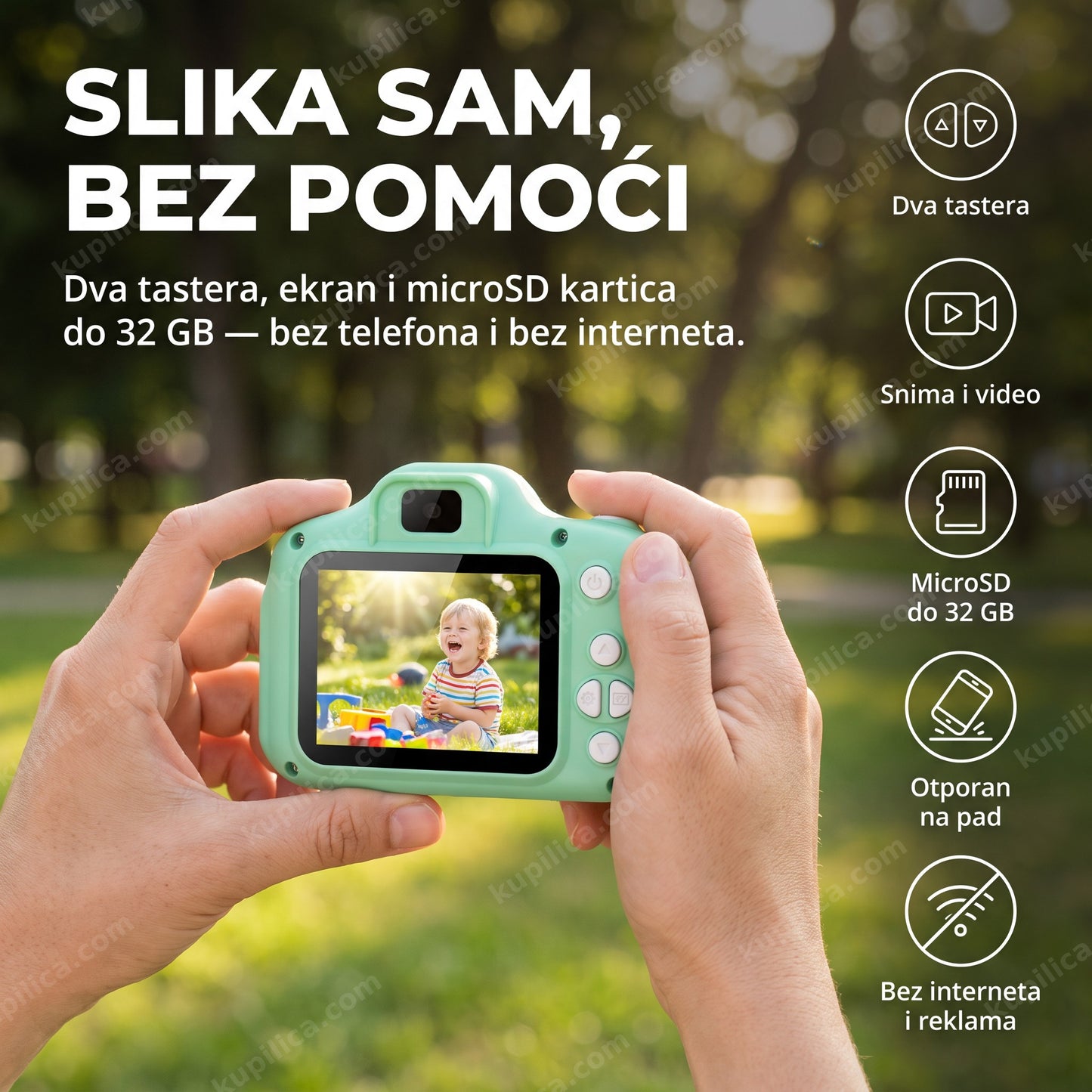 Roditelj drži zeleni dečiji digitalni fotoaparat u parku, na ekranu je fotografija deteta