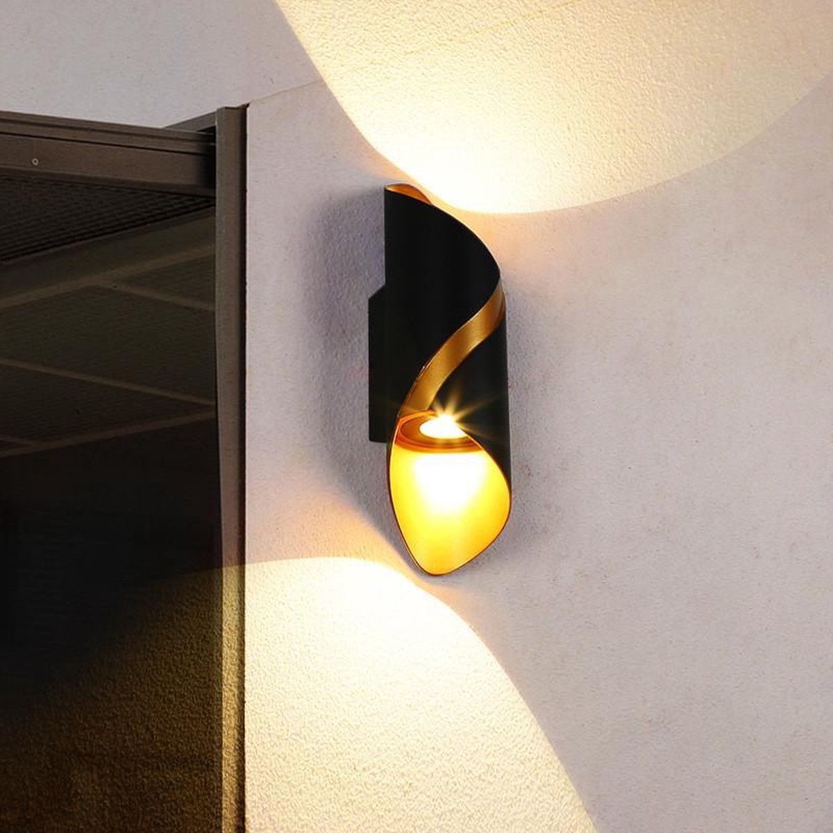 Zidna lampa DS-XR01 pored ulaznih vrata kuće, svetlo pada na prag