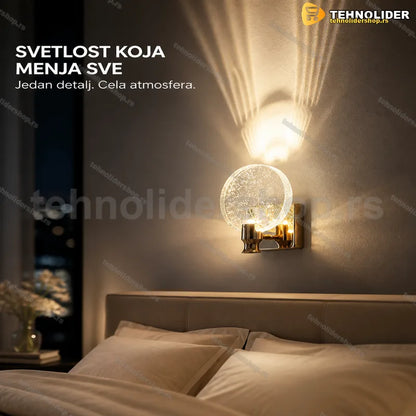 zidna lampa sa staklenim diskom — zlatni nosač i mek sjaj na zidu