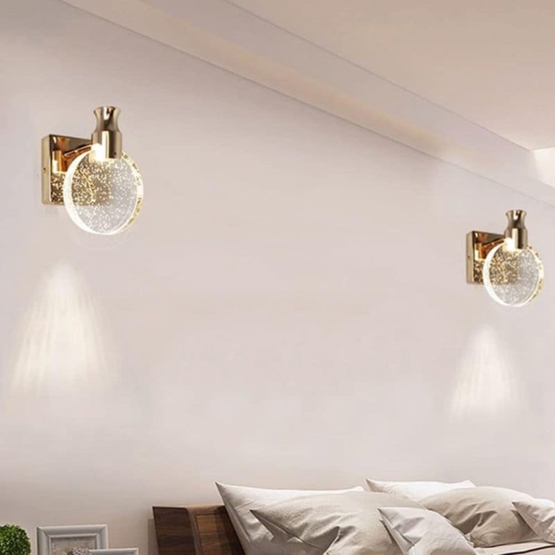 dve zidne lampe simetrično raspoređene sa obe strane kreveta