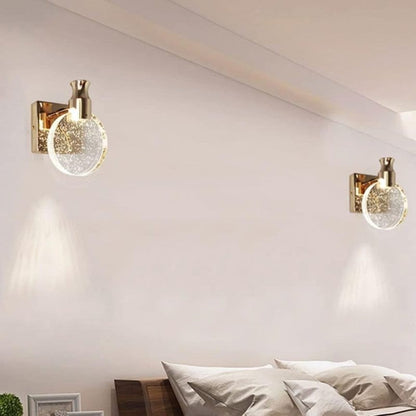 dve zidne lampe simetrično raspoređene sa obe strane kreveta