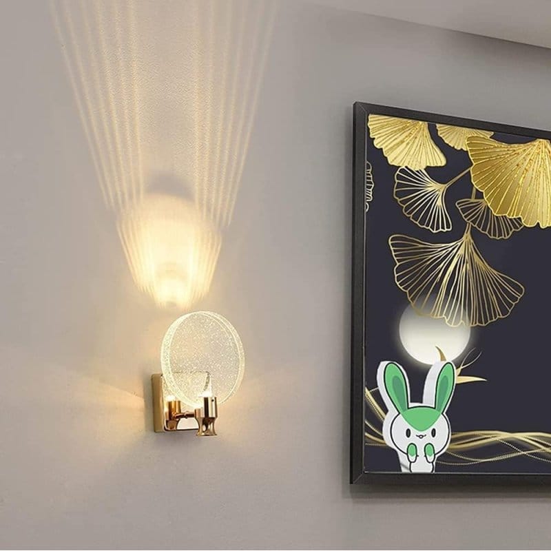 zidna lampa sa staklenim diskom osvetljena uveče na zidu