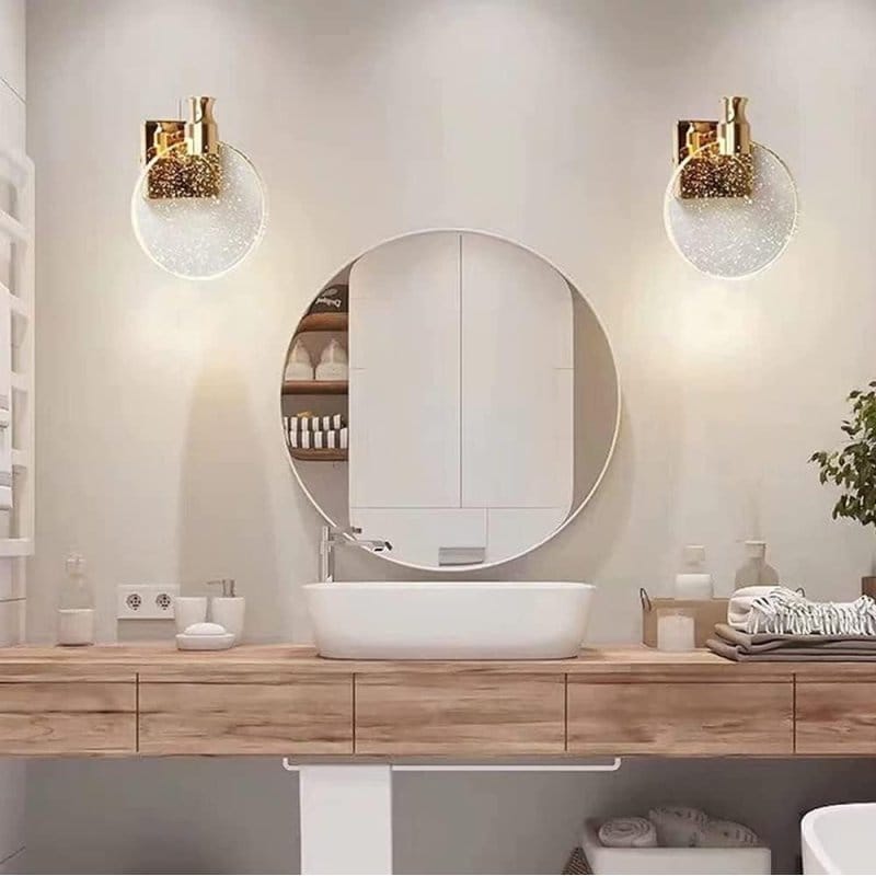 tri zidne lampe raspoređene duž zida u hodniku
