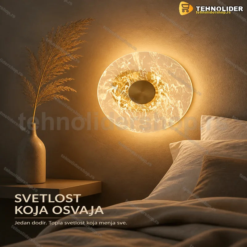 zidna lampa zlatna sa akrilnim diskom postavljena na zidu u hodniku