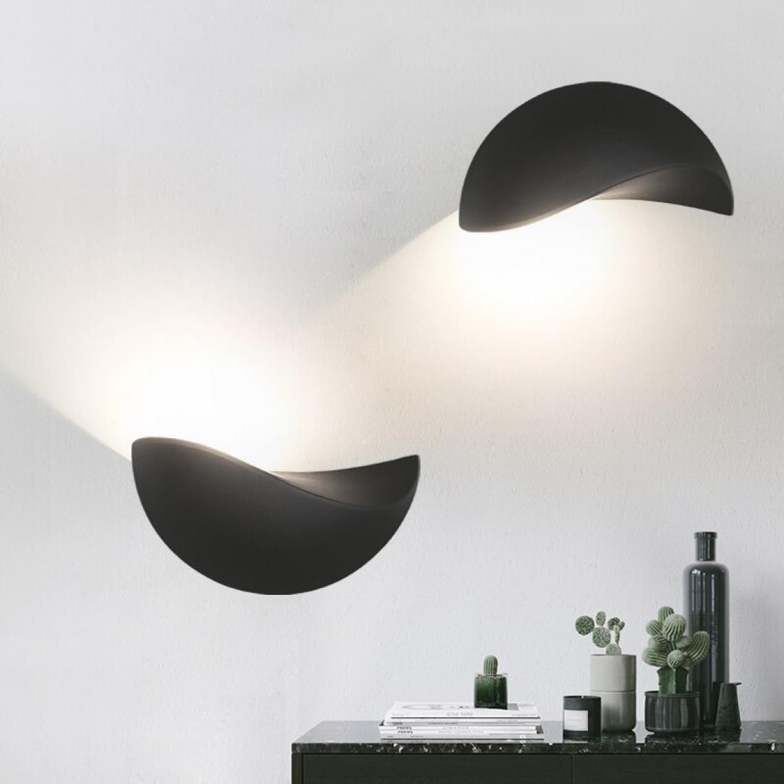 zidna LED lampa polumesec — detalj 2