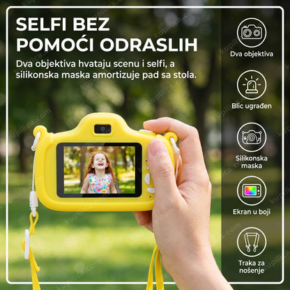Roditelj drži žutu digitalnu kameru za decu u parku, na ekranu je fotografija deteta